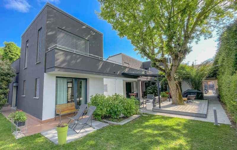 费拉拉：带游泳池的房子